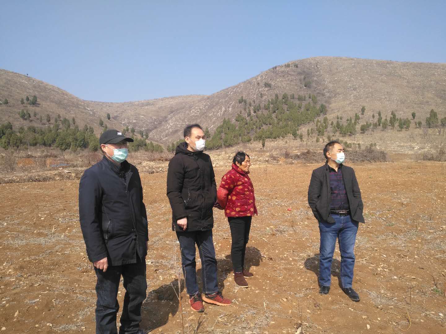 李韋東(左二)在查看項目基地.jpg