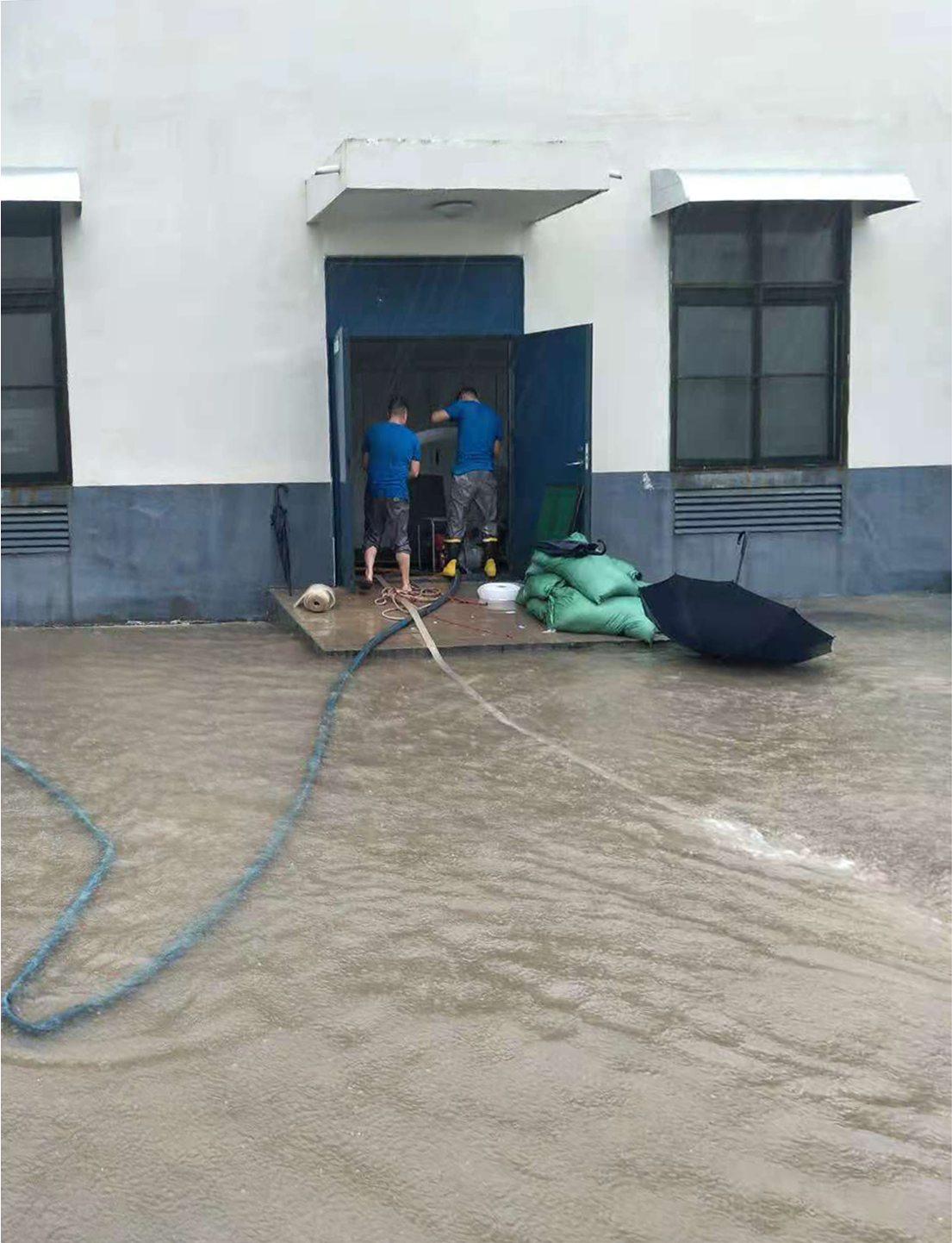 冒雨準(zhǔn)備防汛物資.jpg